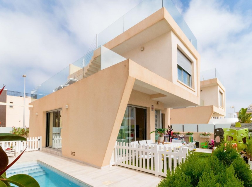 Begagnad - Villa - Pilar de La Horadada - Pueblo Latino