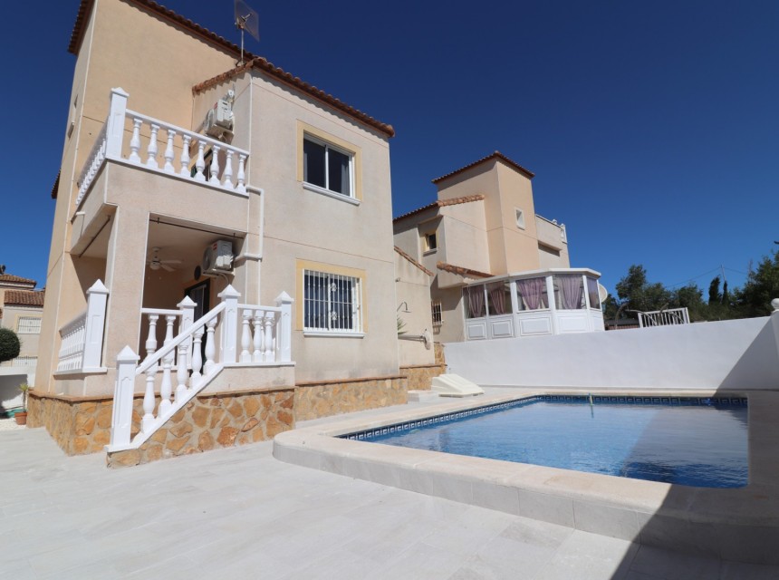 Begagnad - Villa - San Miguel de Salinas - Lake View Mansions
