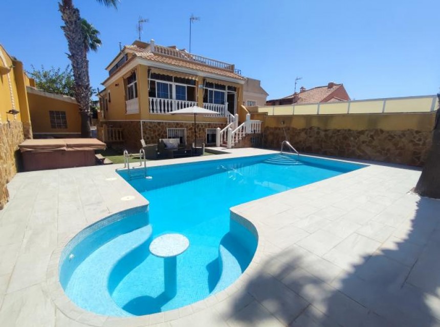 Begagnad - Villa - Torrevieja - Aguas Nuevas
