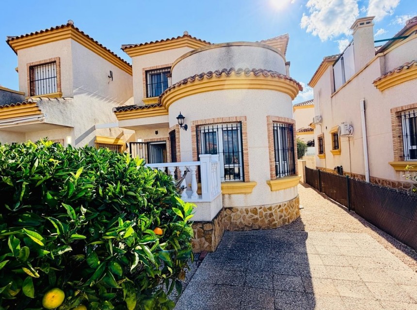 Brukt - Villa - Los Montesinos - La Herrada