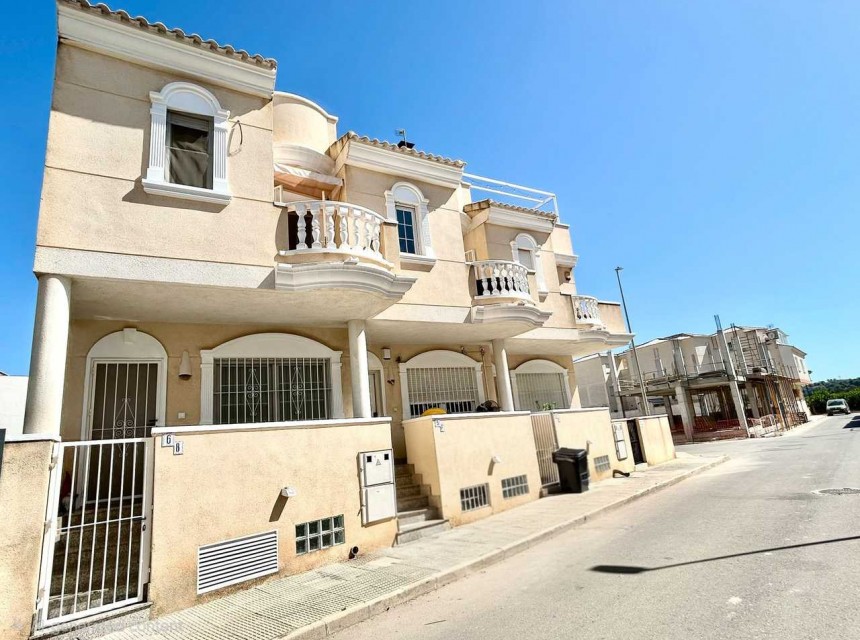 Resale - Townhouse - Heredades