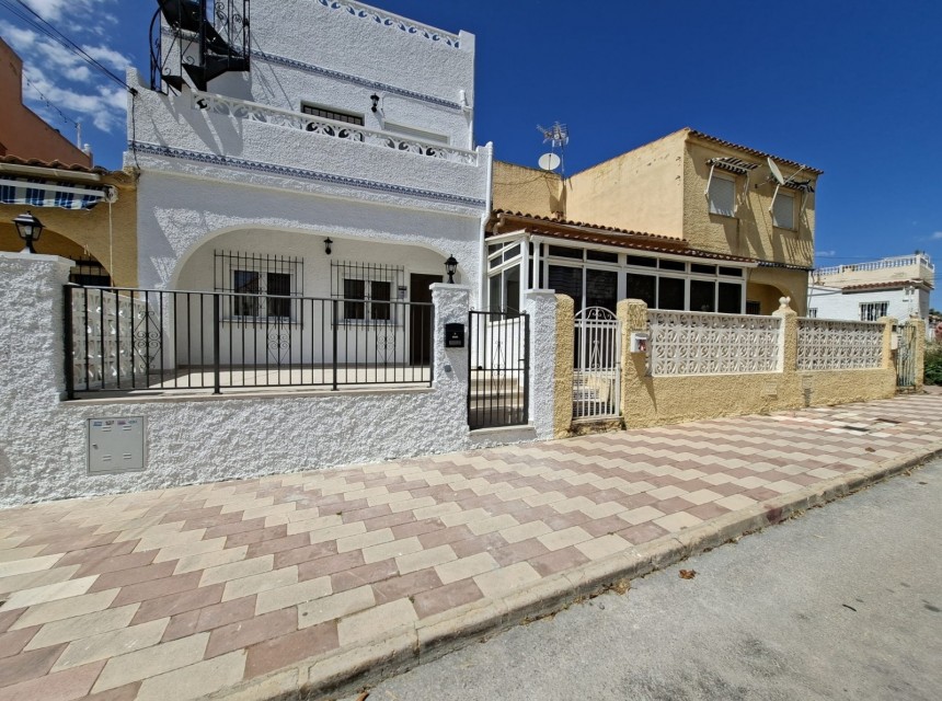 Resale - Townhouse - La Marina - La Marina - Urbanization