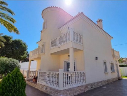 Resale - Villa - Cabo Roig