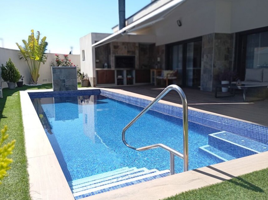 Resale - Villa - Daya Nueva