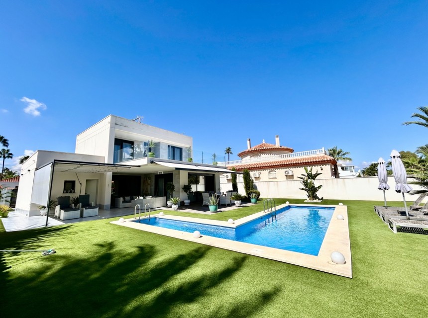 Resale - Villa - Los Urrutias