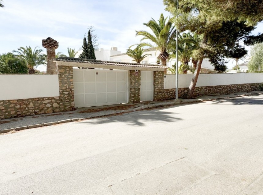 Resale - Villa - Orihuela Costa - La Zenia