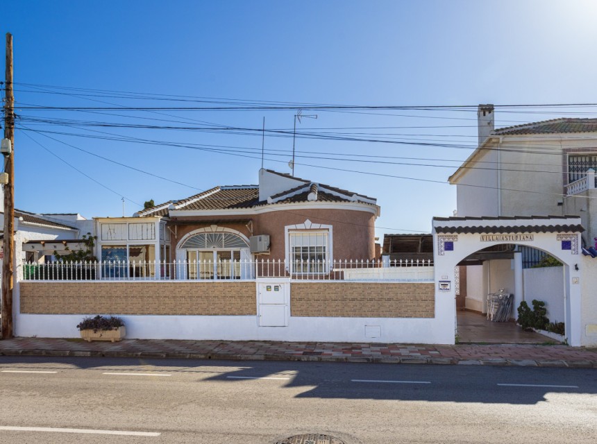 Resale - Villa - Torrevieja - Urbanización San Luis