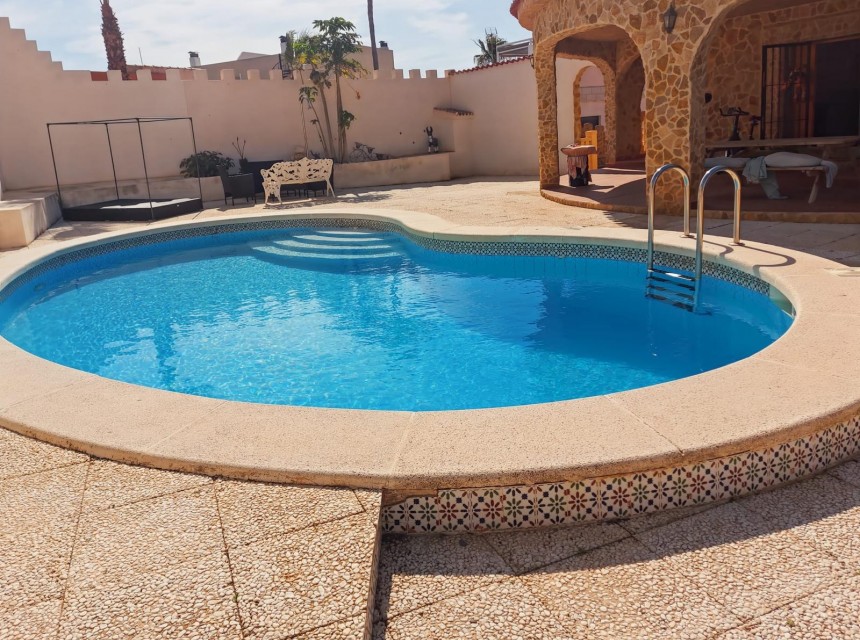 Resale - Villa - Torrevieja