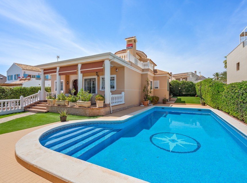 Segunda mano - Villa - Torrevieja - La Mata