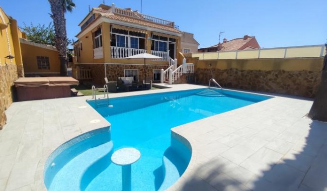 Villa - Begagnad - Torrevieja - Aguas Nuevas