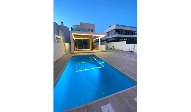 Villa - Brukt - Torrevieja - Aguas Nuevas