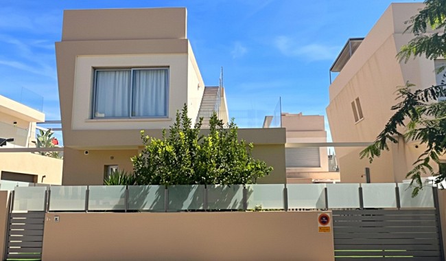 Villa - Resale - Pilar de La Horadada - Pueblo Latino