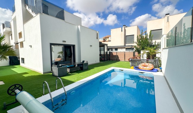 Villa - Resale - Torrevieja - Aguas Nuevas