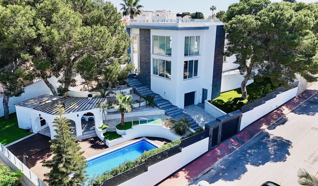 Villa - Resale - Torrevieja - AH-3918