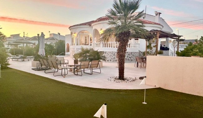 Villa - Resale - Torrevieja - CB-9739