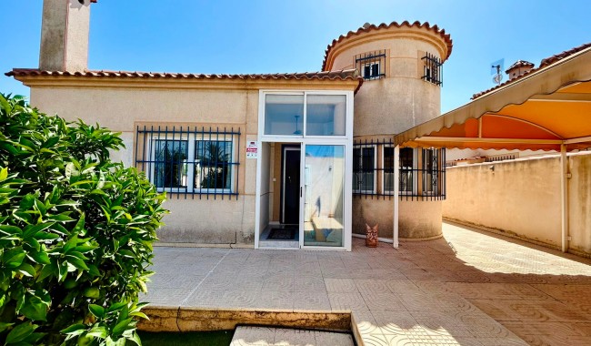 Villa - Segunda mano - Torrevieja - Urbanización San Luis