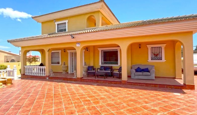 Willa - Sprzedaż - Torrevieja - MO-6223