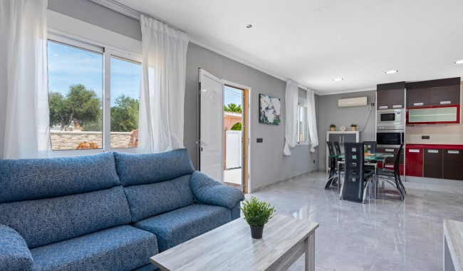 Resale - Villa - Torrevieja