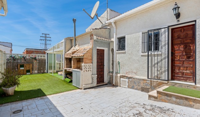 Resale - Villa - Torrevieja