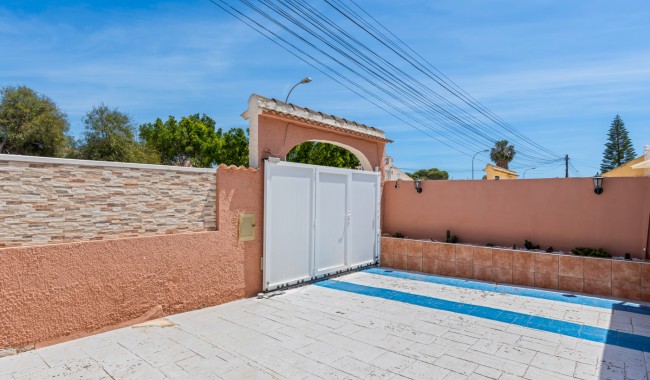 Resale - Villa - Torrevieja