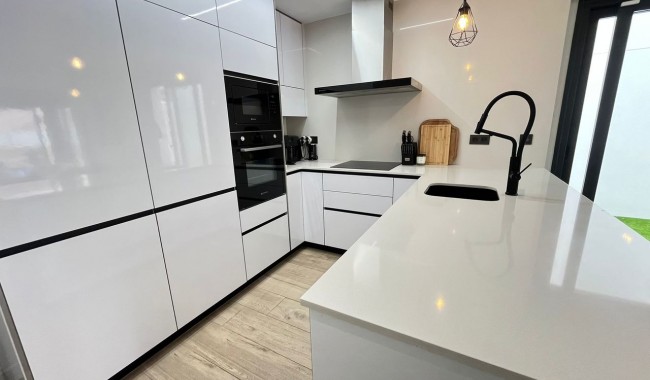 Resale - Villa - Punta Prima