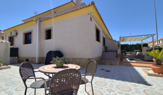 Begagnad - Villa - Orihuela - Villamartín