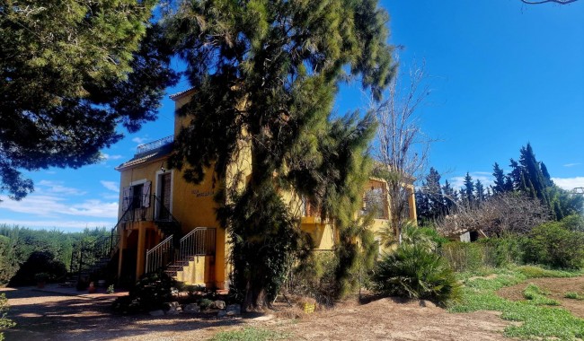 Resale - Townhouse - Daya Nueva