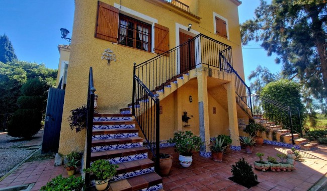 Resale - Townhouse - Daya Nueva