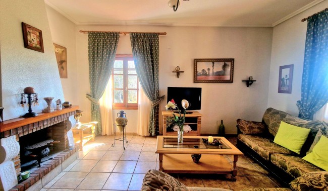 Resale - Townhouse - Daya Nueva