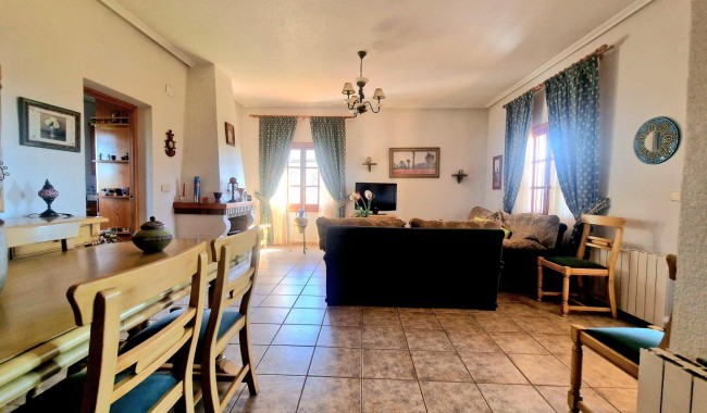 Resale - Townhouse - Daya Nueva