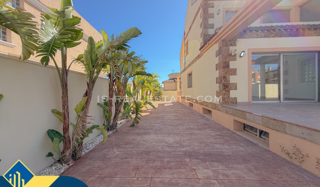 Resale - Villa - Torrevieja - Aguas Nuevas