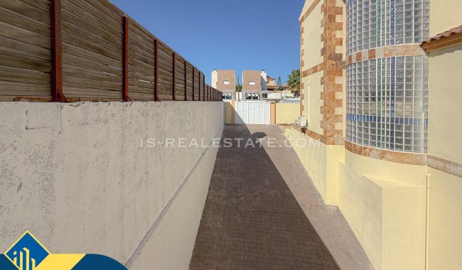 Resale - Villa - Torrevieja - Aguas Nuevas