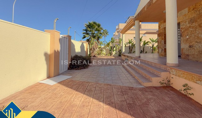 Resale - Villa - Torrevieja - Aguas Nuevas