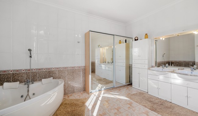 Resale - Finca - Los Montesinos