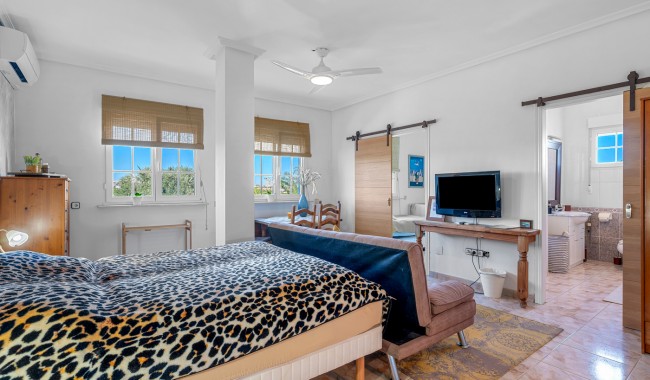 Resale - Finca - Los Montesinos