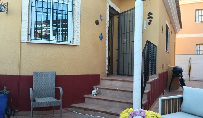 Resale - Villa - Los Montesinos - La Herrada