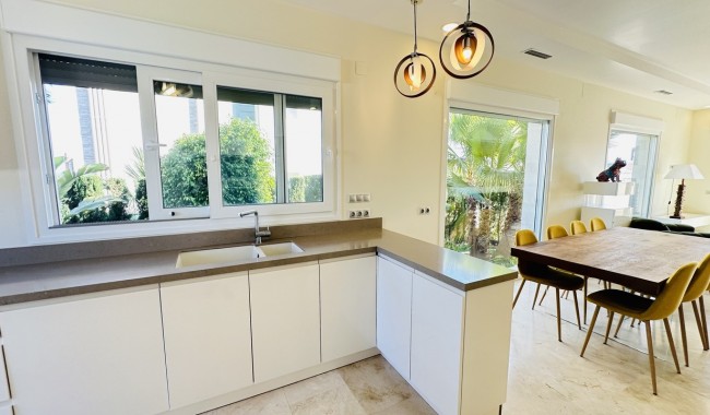 Resale - Villa - Orihuela Costa - La Zenia