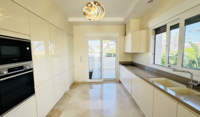 Resale - Villa - Orihuela Costa - La Zenia