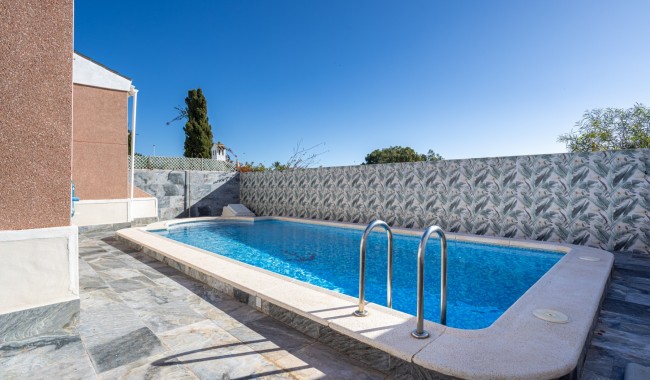 Resale - Villa - Torrevieja - Urbanización San Luis