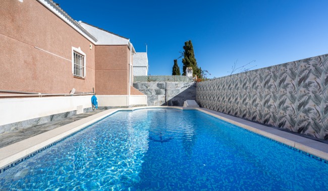 Resale - Villa - Torrevieja - Urbanización San Luis