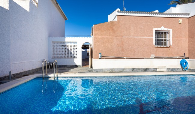 Resale - Villa - Torrevieja - Urbanización San Luis