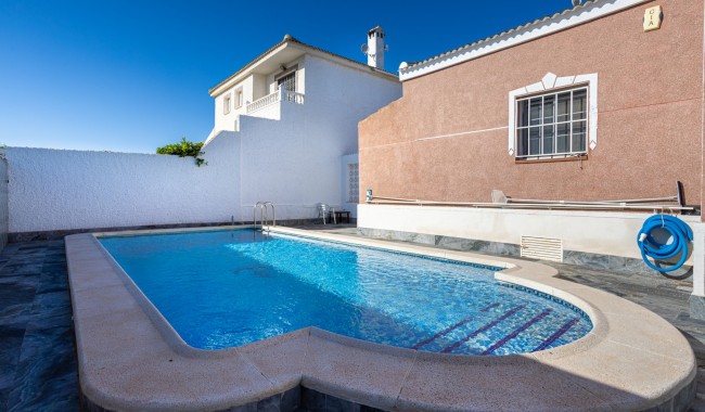 Resale - Villa - Torrevieja - Urbanización San Luis