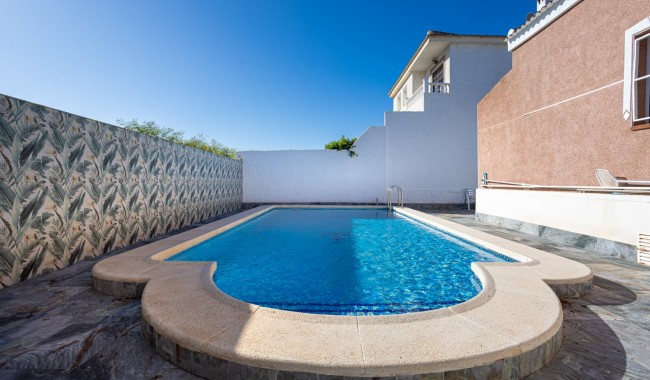 Resale - Villa - Torrevieja - Urbanización San Luis