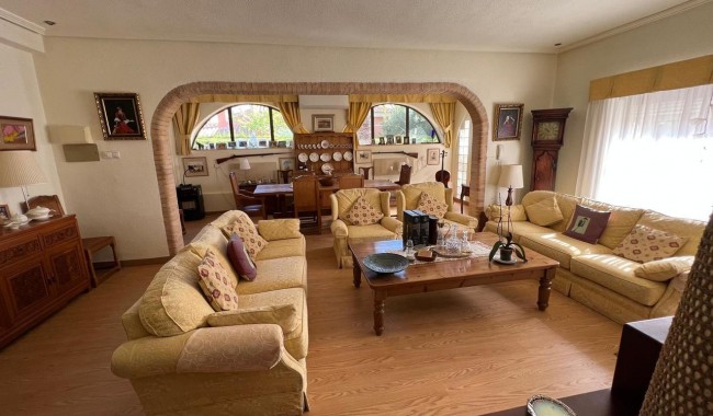 Resale - Villa - Cabo Roig