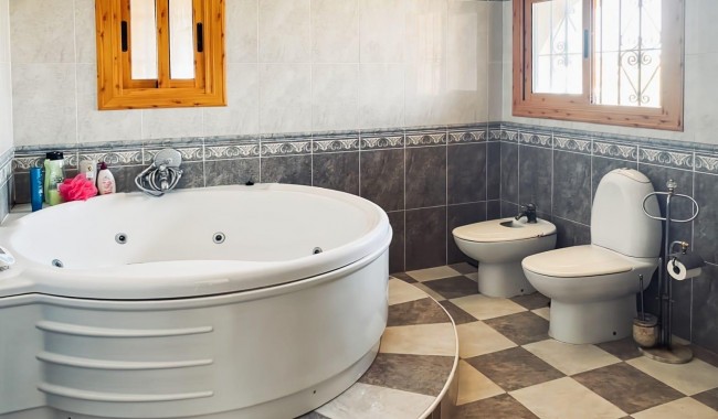 Resale - Villa - Torrevieja