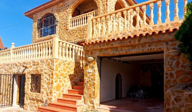 Resale - Villa - Torrevieja