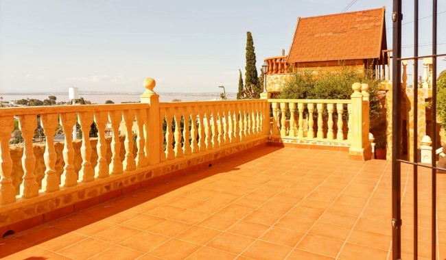 Resale - Villa - Torrevieja