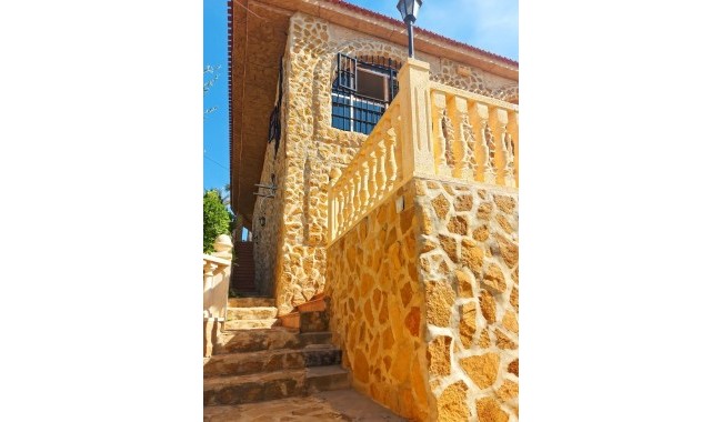 Resale - Villa - Torrevieja