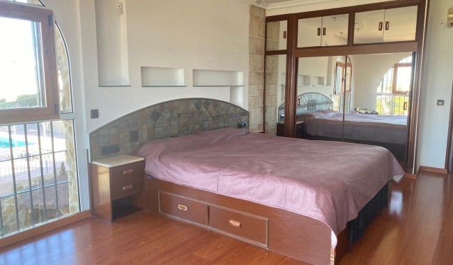 Resale - Villa - Torrevieja