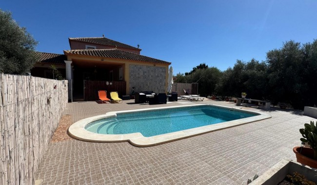 Resale - Finca - Albatera